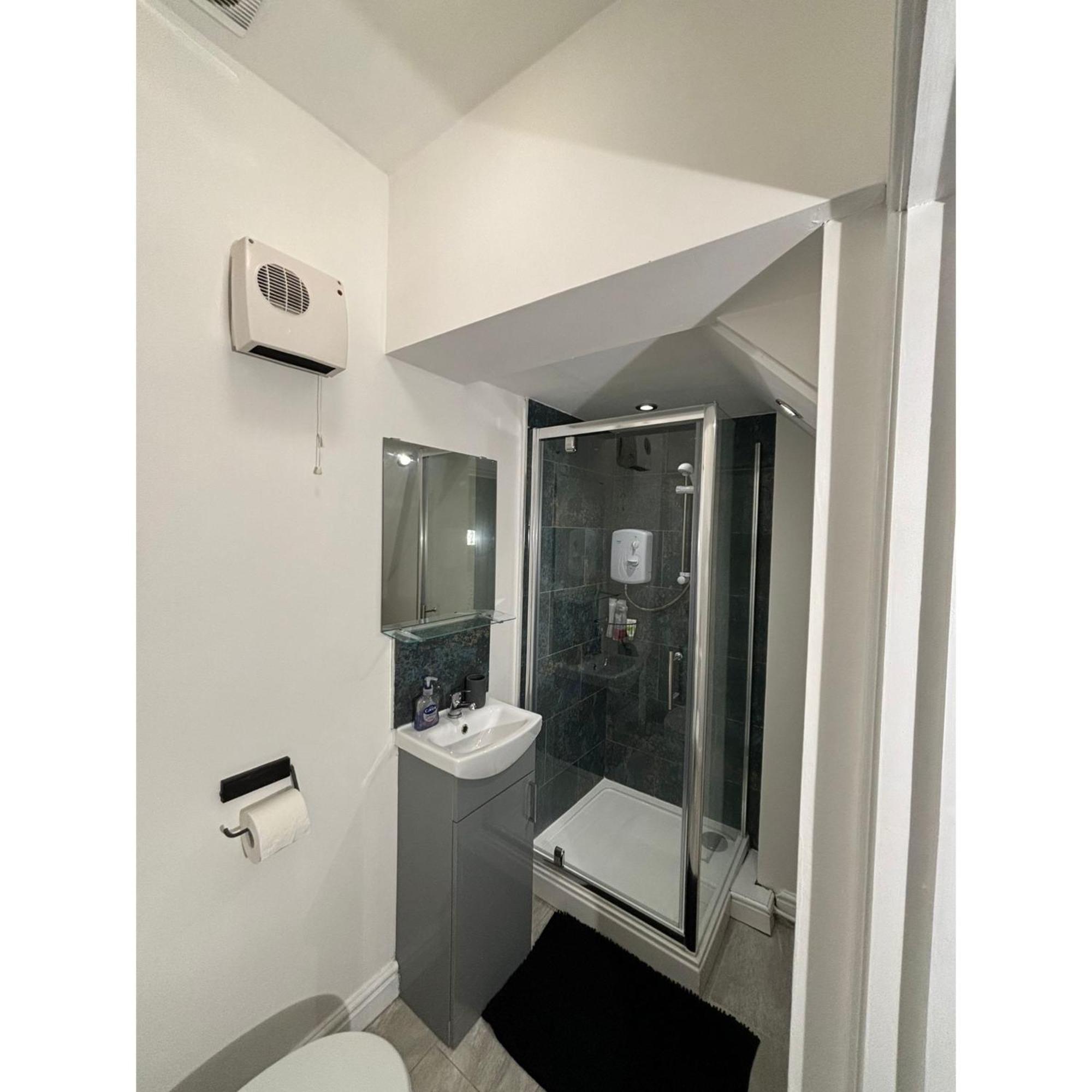 Enjoy A Spacious Lounge With A Cozy Sofa Bed And A Private Ensuite Bedroom وينزبيري المظهر الخارجي الصورة