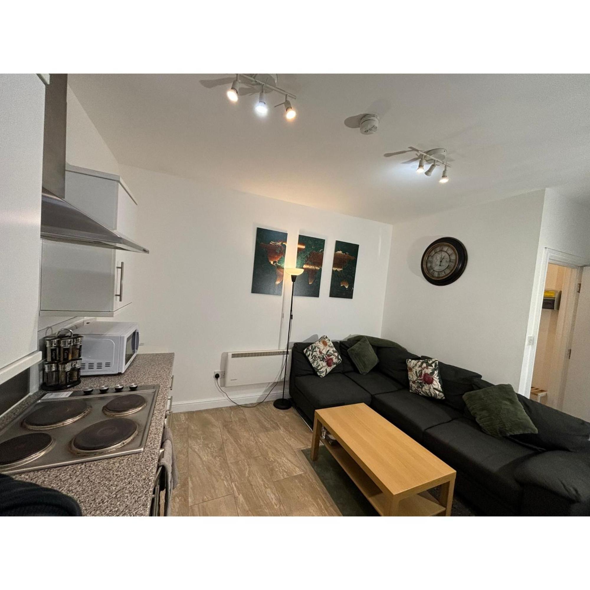 Enjoy A Spacious Lounge With A Cozy Sofa Bed And A Private Ensuite Bedroom وينزبيري المظهر الخارجي الصورة